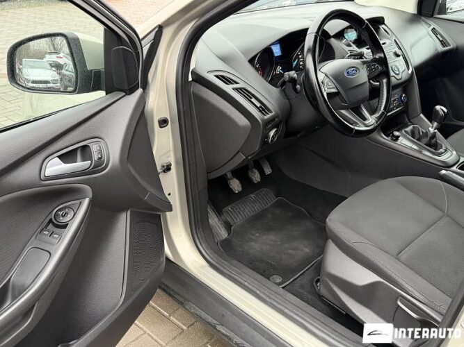 Ford Focus 35 interauto-car