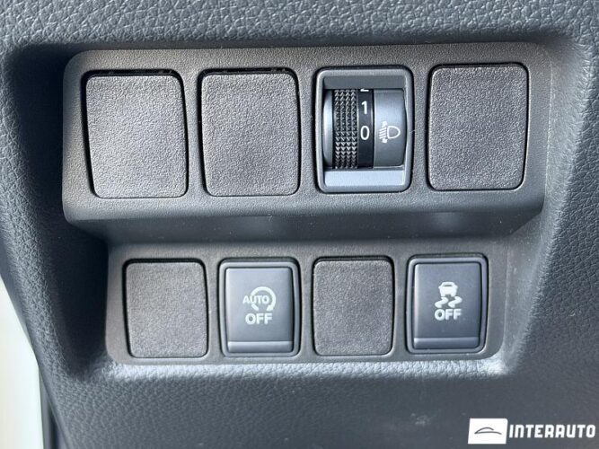 Nissan Qashqai 32 interauto-car