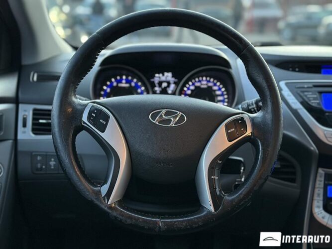 Hyundai Elantra 38 interauto-car