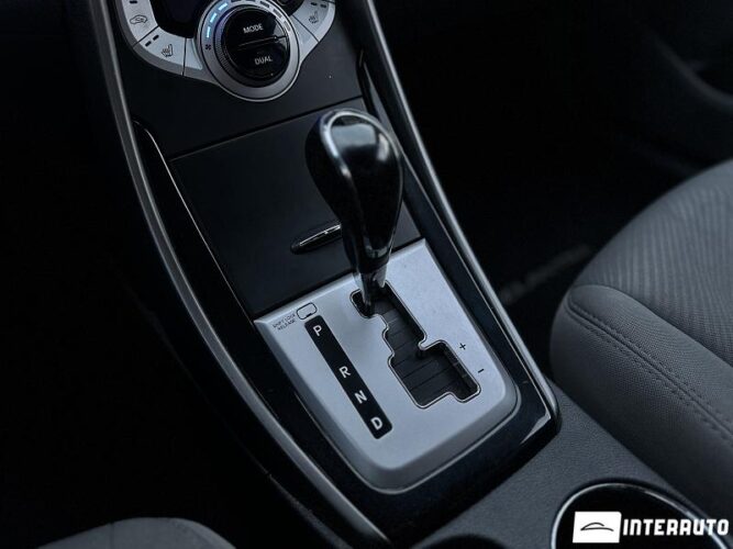 Hyundai Elantra 42 interauto-car