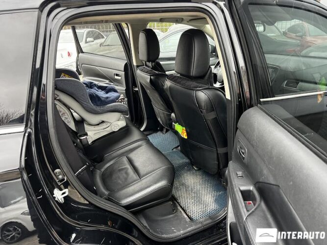 Mitsubishi Outlander 42 interauto-car