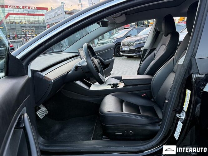Tesla Model 3 33 interauto-car