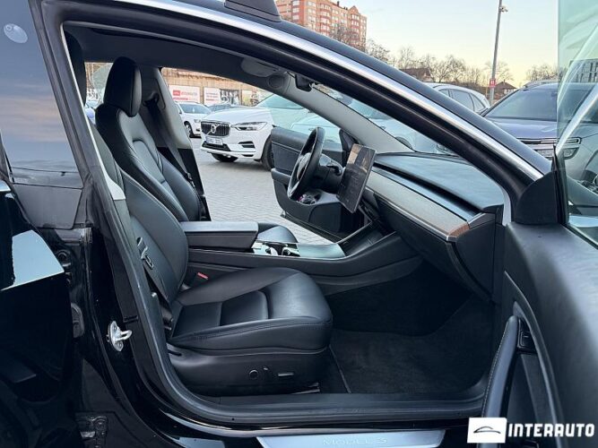 Tesla Model 3 38 interauto-car
