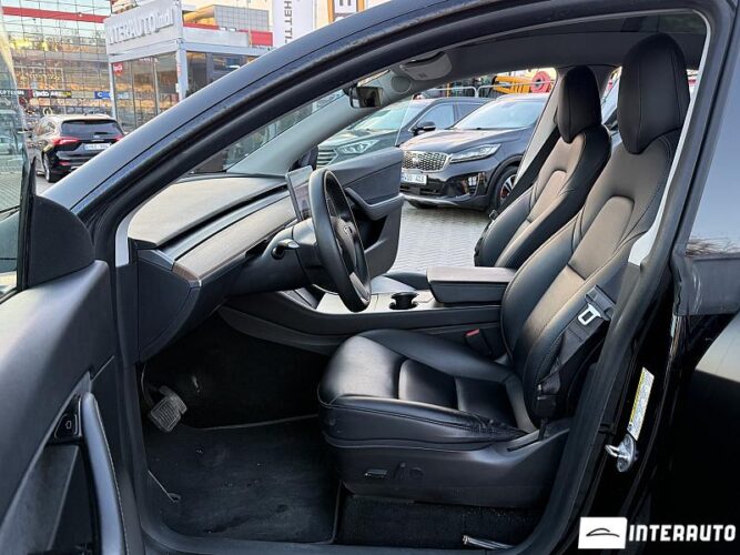 Tesla Model Y 34 interauto-car