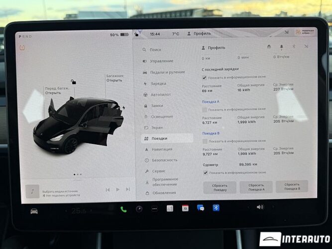 Tesla Model Y 37 interauto-car