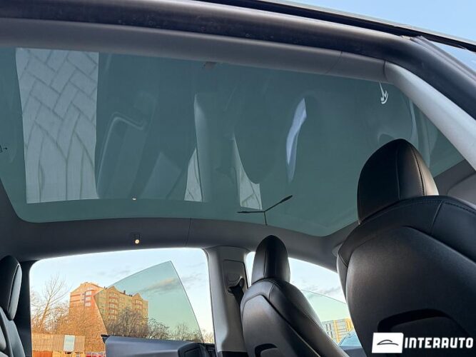 Tesla Model Y 41 interauto-car