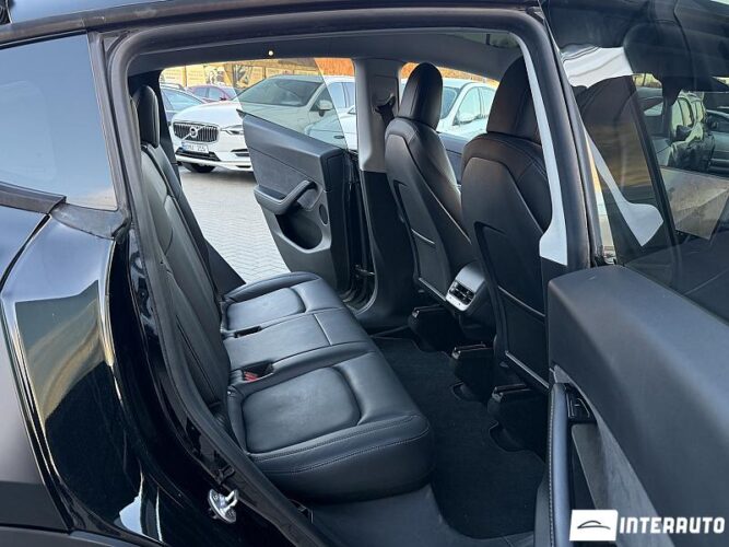 Tesla Model Y 42 interauto-car