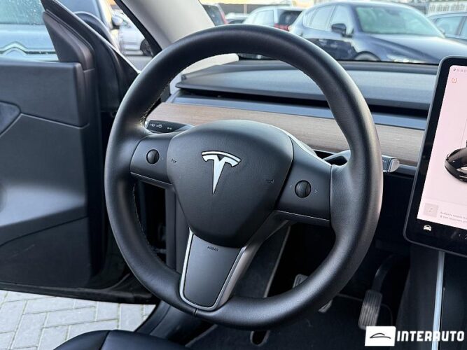 Tesla Model Y 36 interauto-car