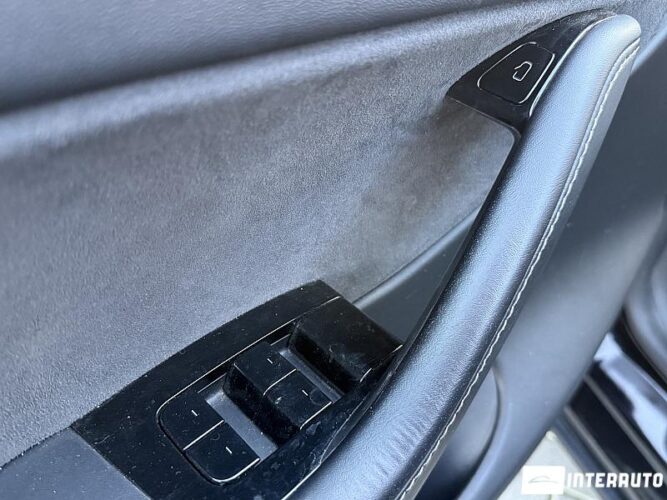 Tesla Model Y 44 interauto-car