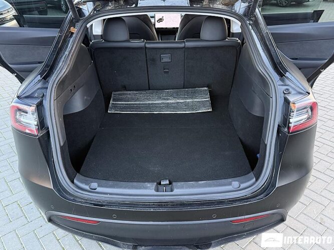 Tesla Model Y 47 interauto-car