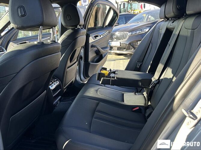 BMW 530e 44 interauto-car