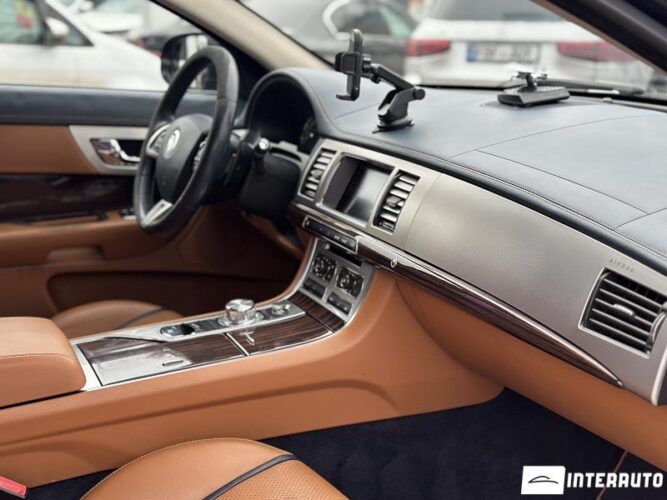 Jaguar XF 40 interauto-car