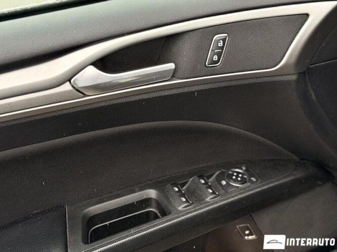 Ford Fusion 34 interauto-car