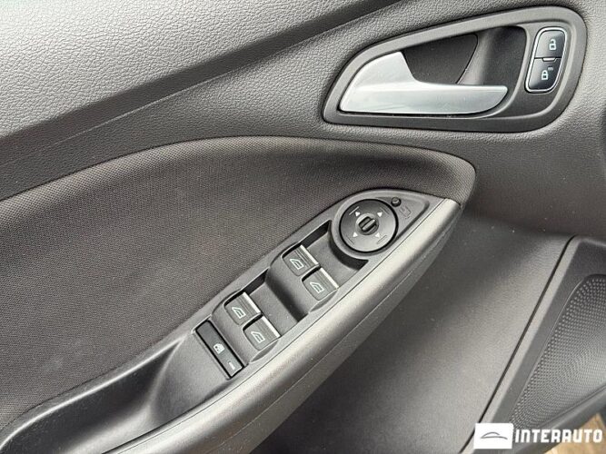 Ford Focus 33 interauto-car