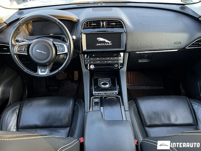 Jaguar F-Pace 40 interauto-car