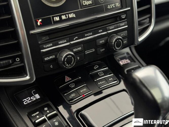 Porsche Cayenne S Hybrid 43 interauto-car