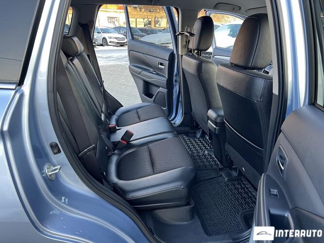 Mitsubishi Outlander 43 interauto-car