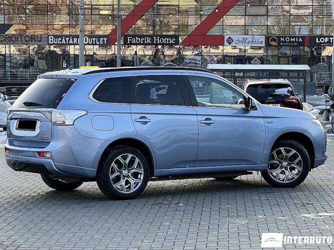 Mitsubishi Outlander 33 interauto-car