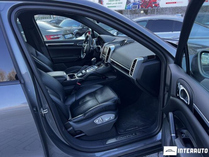 Porsche Cayenne S Hybrid 40 interauto-car