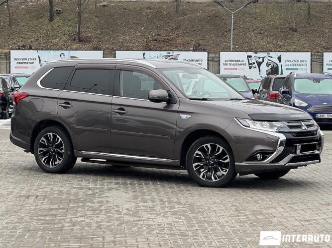 Mitsubishi Outlander 2016 doar la InterAuto