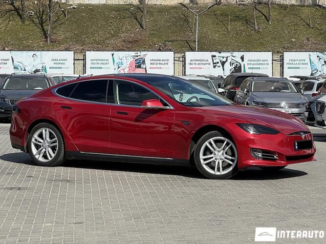 Tesla Model S 2015 doar la InterAuto