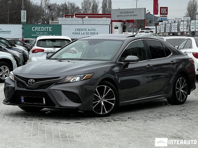 Toyota Camry 2019 doar la InterAuto