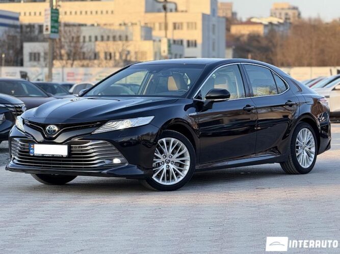 Toyota Camry 2019 doar la InterAuto