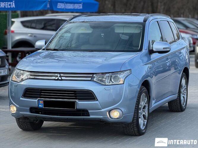 Mitsubishi Outlander 2013 doar la InterAuto