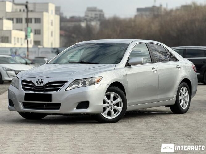 Toyota Camry 2010 doar la InterAuto