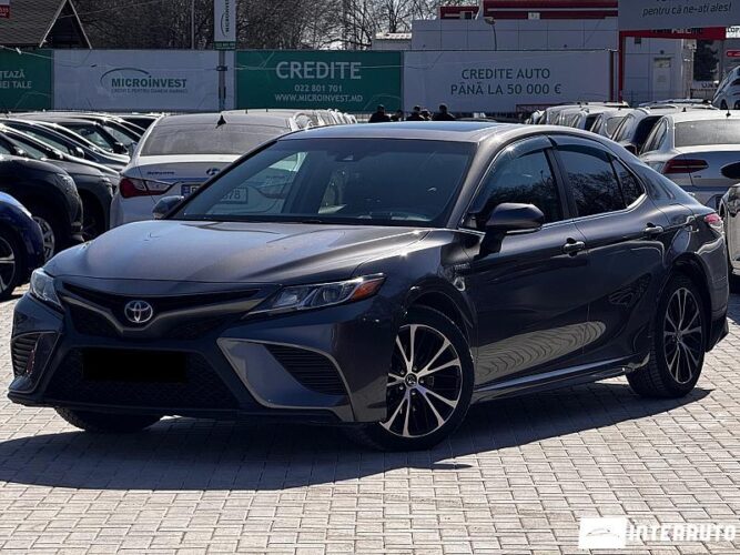 Toyota Camry 2018 doar la InterAuto