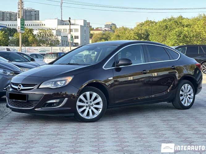 Opel Astra 2013 doar la InterAuto