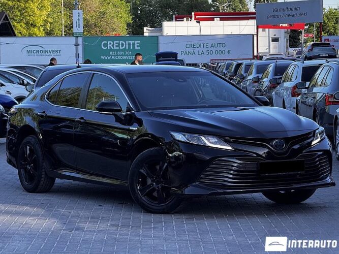 Toyota Camry 2020 doar la InterAuto