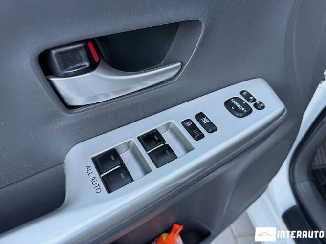 Toyota Prius Plus / V 35 toyota Prius Plus / V 2012