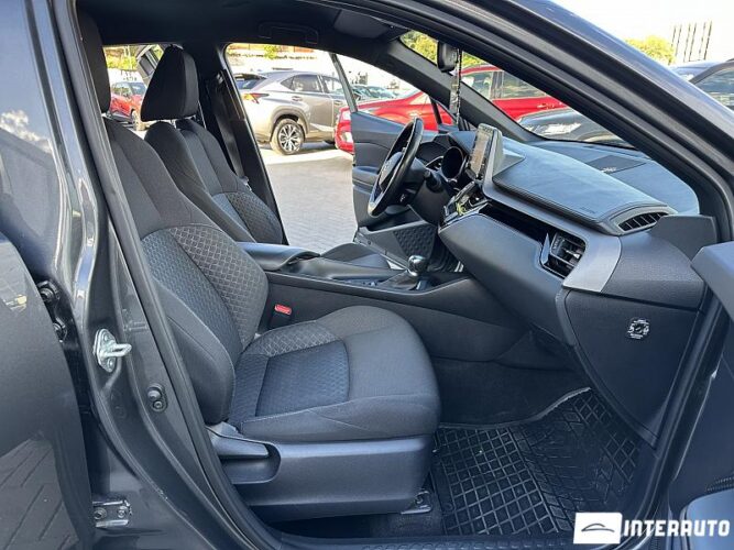 Toyota C-HR 44 toyota C-HR 2020