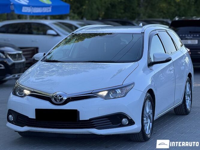 Toyota Auris 2015 doar la InterAuto