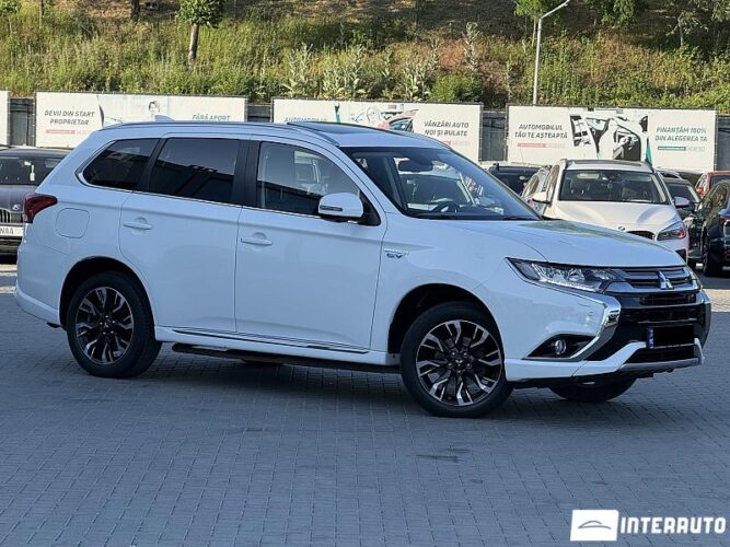 Mitsubishi Outlander 2015 doar la InterAuto