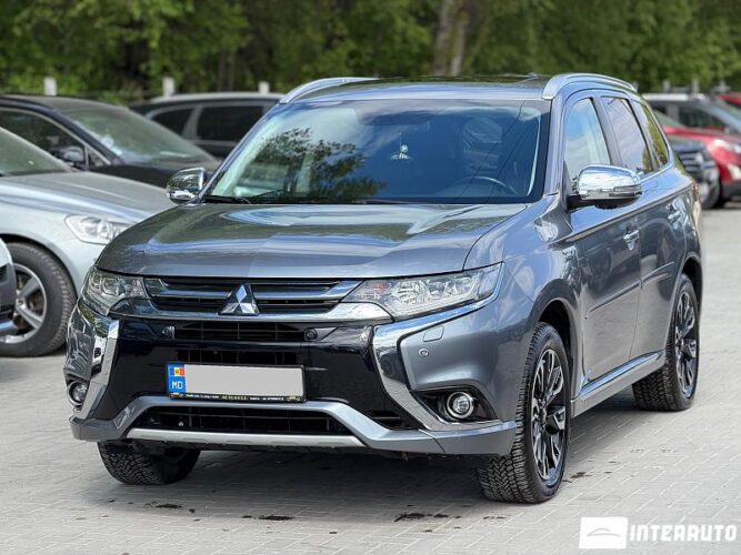 Mitsubishi Outlander 2015 doar la InterAuto