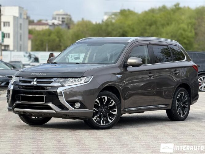 Mitsubishi Outlander 2016 doar la InterAuto