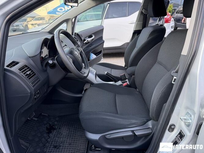 Toyota Auris 32 toyota Auris 2011