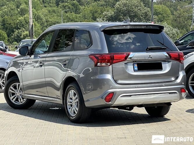 Mitsubishi Outlander 36 mitsubishi Outlander 2020