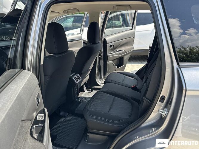 Mitsubishi Outlander 45 mitsubishi Outlander 2020
