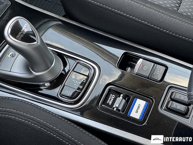 Mitsubishi Outlander 44 mitsubishi Outlander 2020