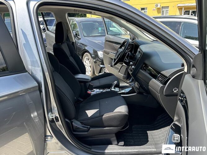 Mitsubishi Outlander 47 mitsubishi Outlander 2020