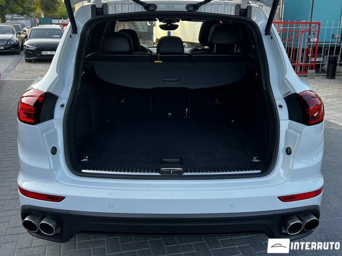 Porsche Cayenne S Hybrid 2016 doar la InterAuto