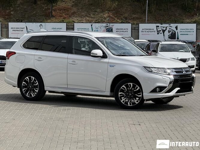Mitsubishi Outlander 2015 doar la InterAuto