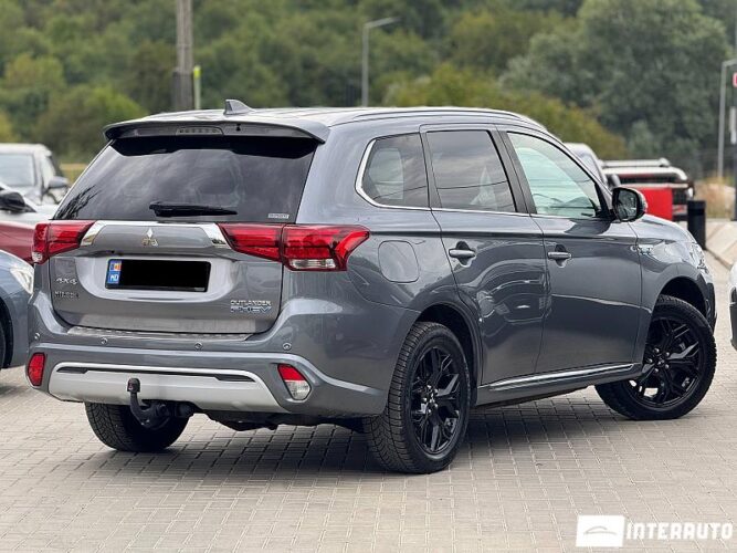 Mitsubishi Outlander 2018 doar la InterAuto
