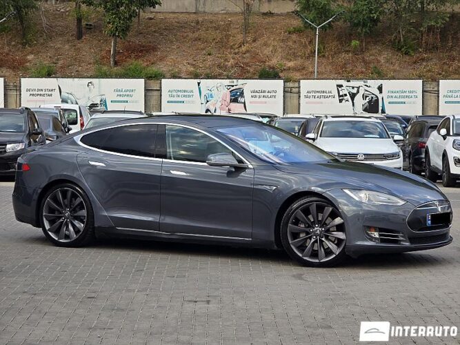 Tesla Model S 2012 doar la InterAuto