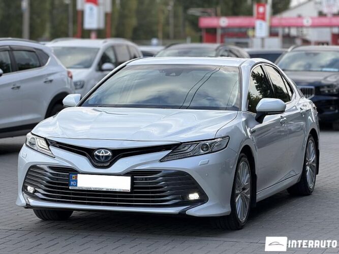 Toyota Camry 2019 doar la InterAuto