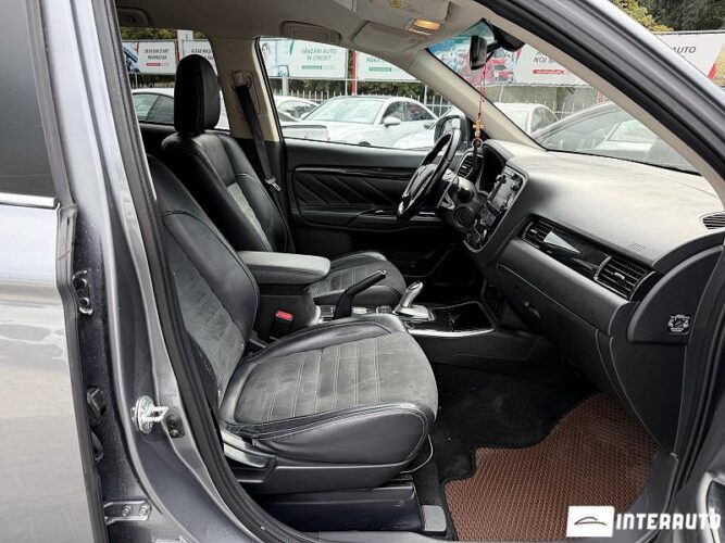 Mitsubishi Outlander 2015 doar la InterAuto