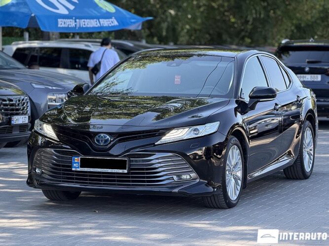 Toyota Camry 2020 doar la InterAuto